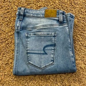 American Eagle light wash high-waisted skinny jeans size 4